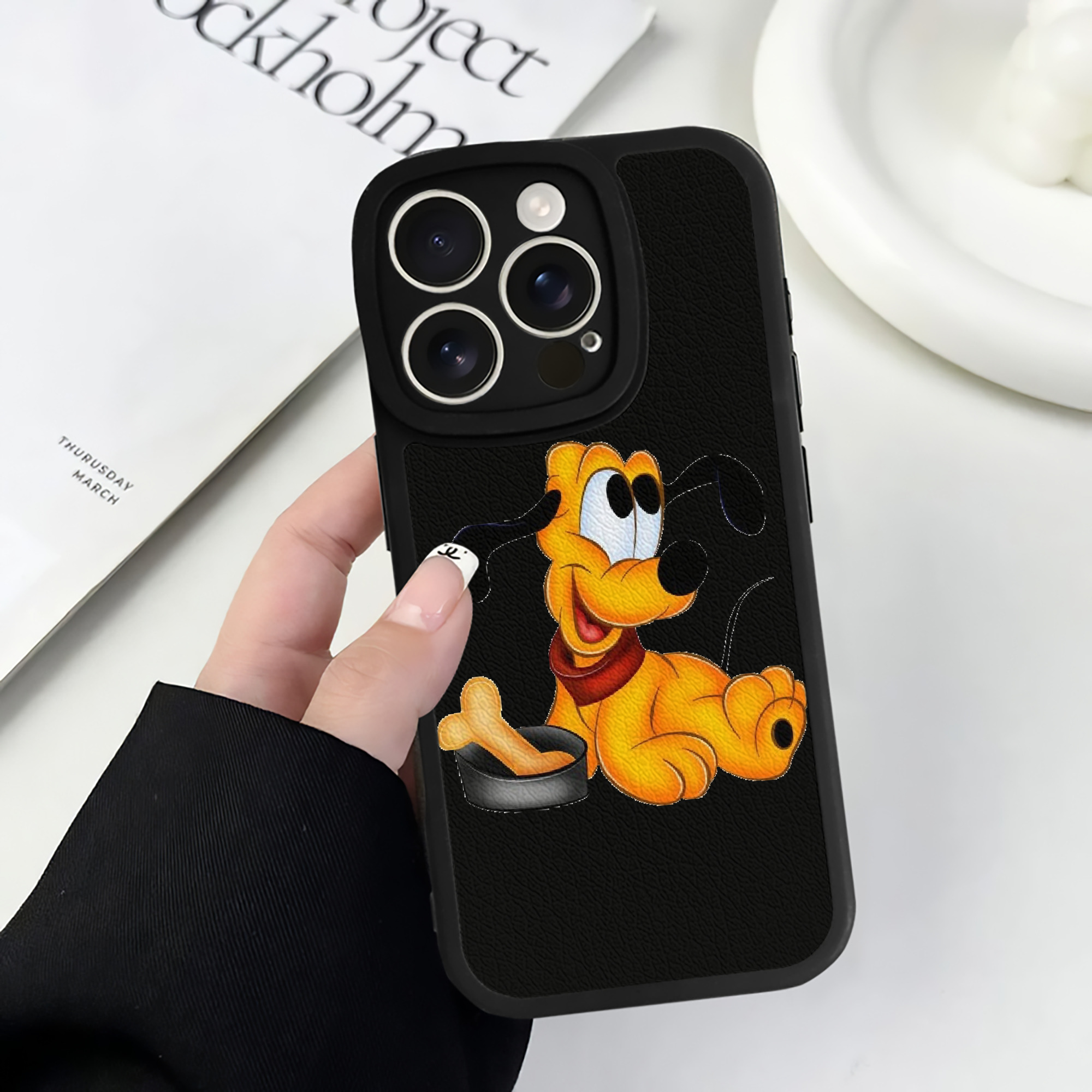 （画像用） ミッキーマウス Mickey Mouse 【iPhone 16シリーズ対応】シリコンスマホケース（レザー調） 材質：シリコン